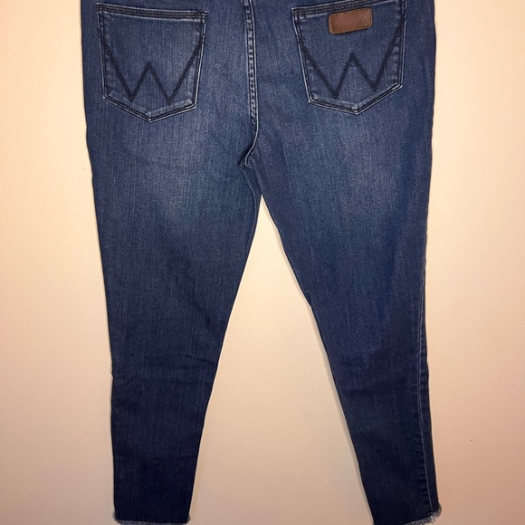Wrangler Distressed Tribal Embroidered Midrise Raw Hem Skinny Jeans Size 11/28 - Picture 11 of 11